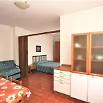 Apartment In 33248